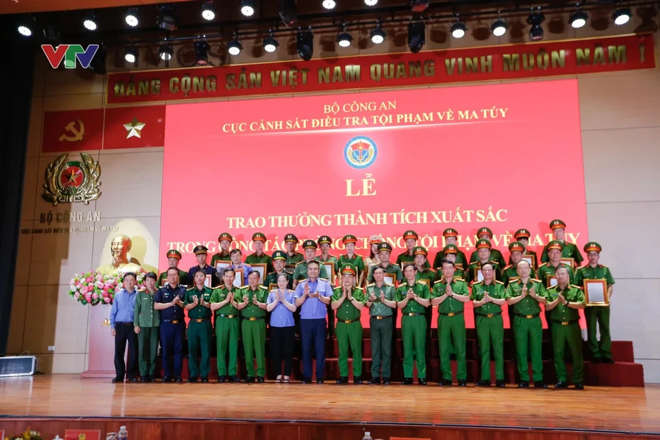 Đấu tranh tội phạm ma túy phải đánh cả đường dây, bắt đối tượng cầm đầu, truy xét tận cùng Đấu tranh tội phạm ma túy phải đánh cả đường dây, bắt đối tượng cầm đầu, truy xét tận cùng