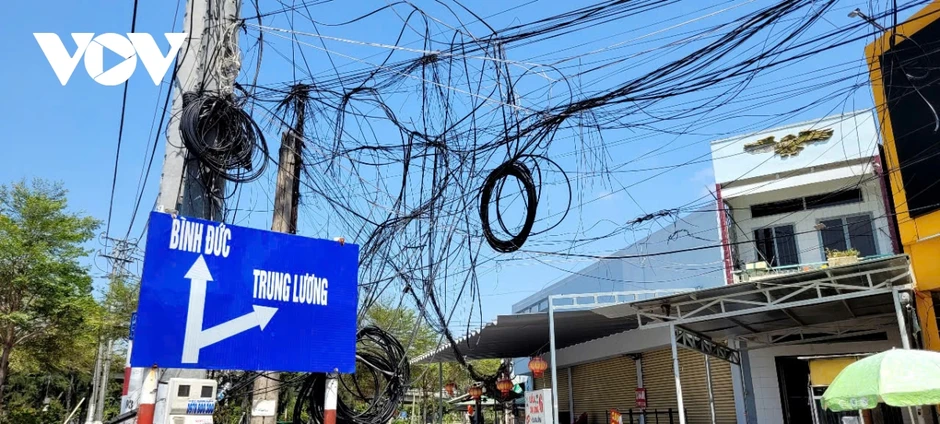Dây dẫn ngổn ngang nằm ngổn ngang trên lề đường, người dân bức xúc Dây dẫn ngổn ngang nằm ngổn ngang trên lề đường, người dân bức xúc