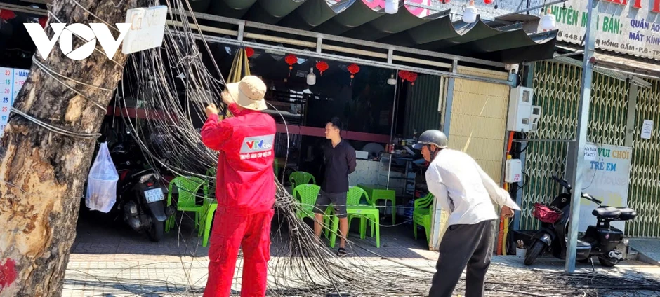 Dây dẫn ngổn ngang nằm ngổn ngang trên lề đường, người dân bức xúc Dây dẫn ngổn ngang nằm ngổn ngang trên lề đường, người dân bức xúc