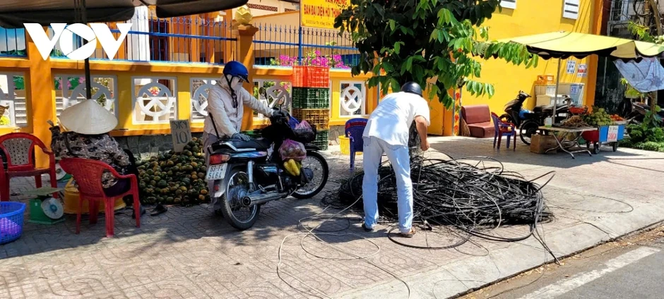 Dây dẫn ngổn ngang nằm ngổn ngang trên lề đường, người dân bức xúc Dây dẫn ngổn ngang nằm ngổn ngang trên lề đường, người dân bức xúc