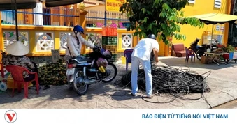 Dây dẫn ngổn ngang nằm ngổn ngang trên lề đường, người dân bức xúc