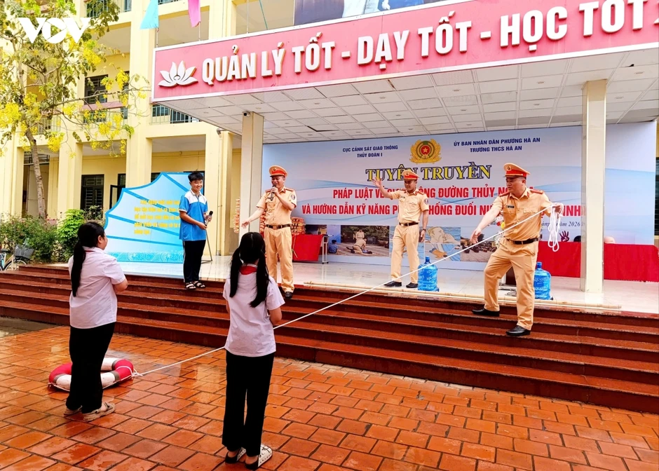 Dạy trẻ kỹ năng tự cứu mình trước nguy cơ đuối nước Dạy trẻ kỹ năng tự cứu mình trước nguy cơ đuối nước