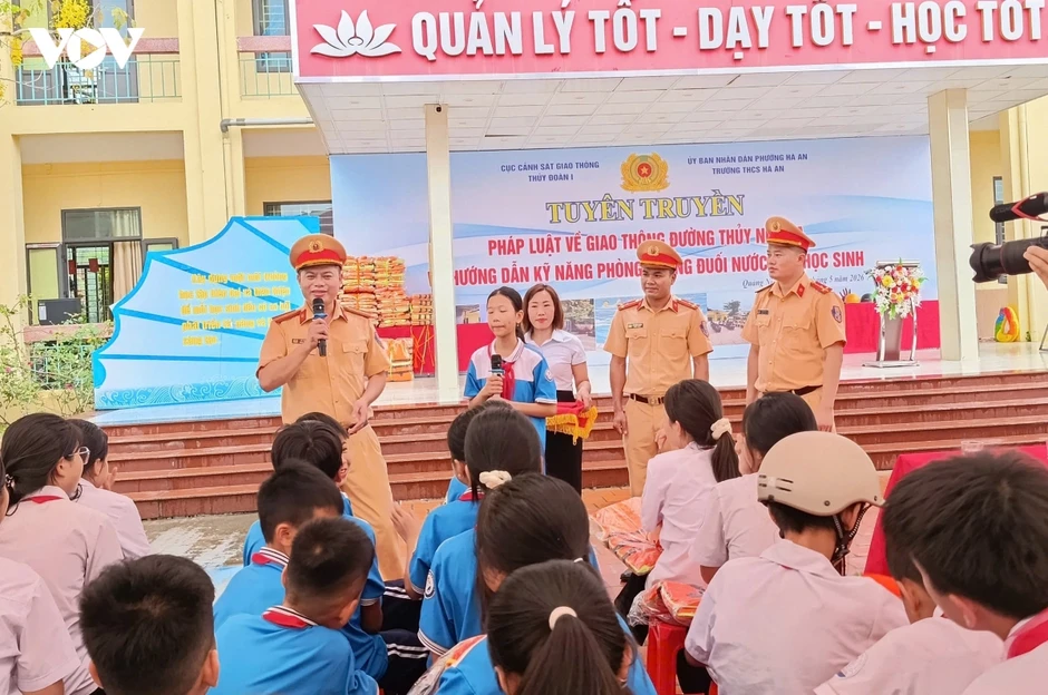 Dạy trẻ kỹ năng tự cứu mình trước nguy cơ đuối nước Dạy trẻ kỹ năng tự cứu mình trước nguy cơ đuối nước