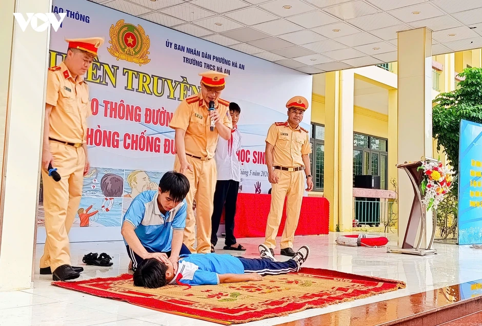 Dạy trẻ kỹ năng tự cứu mình trước nguy cơ đuối nước Dạy trẻ kỹ năng tự cứu mình trước nguy cơ đuối nước