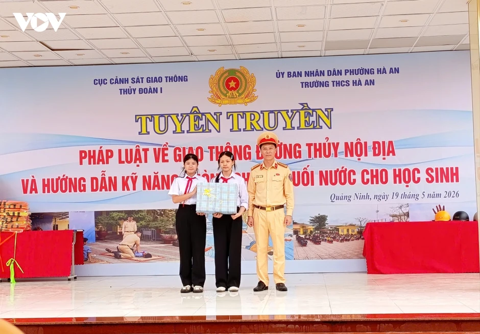Dạy trẻ kỹ năng tự cứu mình trước nguy cơ đuối nước Dạy trẻ kỹ năng tự cứu mình trước nguy cơ đuối nước