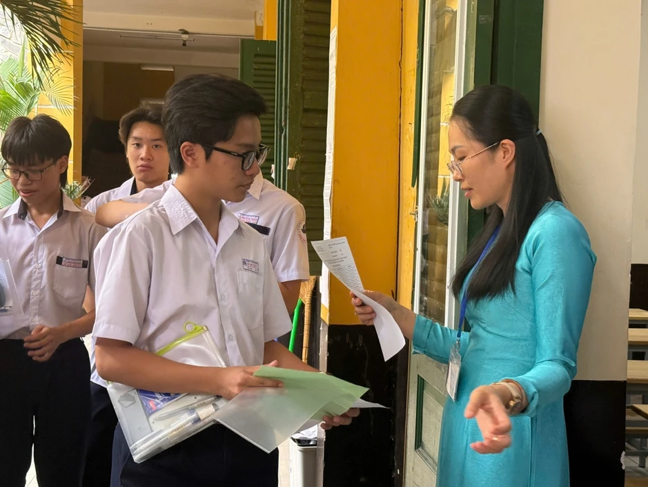 Đề thi môn chuyên Vật lý ở TP.HCM có sai sót Đề thi môn chuyên Vật lý ở TP.HCM có sai sót