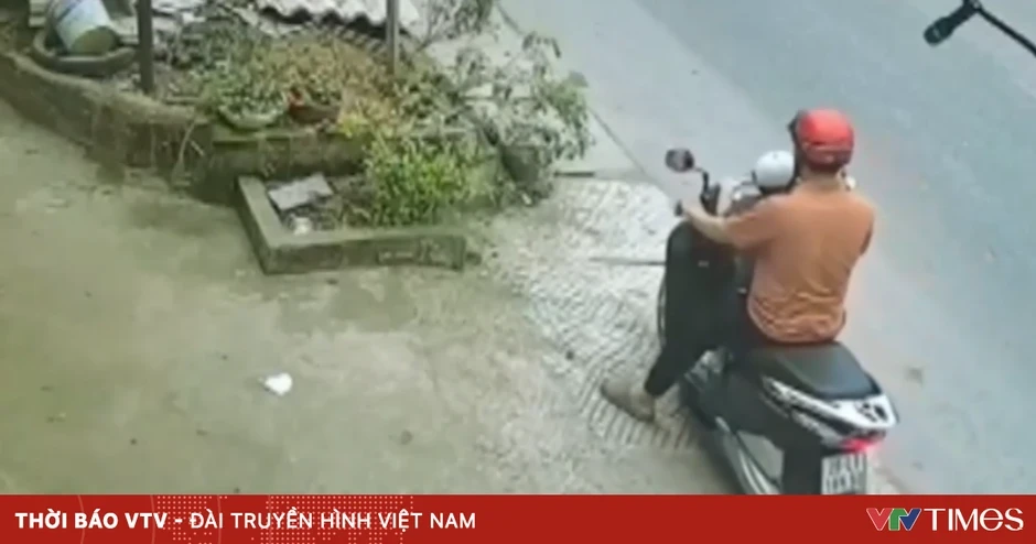 Để trẻ ngồi trước xe máy, bé bất ngờ vặn ga khiến xe máy lao đi vài mét Để trẻ ngồi trước xe máy, bé bất ngờ vặn ga khiến xe máy lao đi vài mét