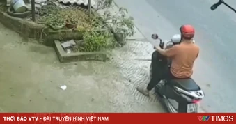 Để trẻ ngồi trước xe máy, bé bất ngờ vặn ga khiến xe máy lao đi vài mét