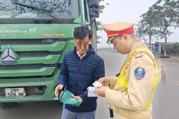 Đề xuất bỏ tạm giữ phương tiện với một số lỗi vi phạm: Phù hợp với thực tiễn Đề xuất bỏ tạm giữ phương tiện với một số lỗi vi phạm: Phù hợp với thực tiễn