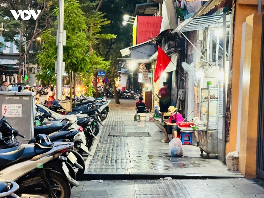 Đề xuất cho thuê vỉa hè Hà Nội: Lo lắng giữa mưu sinh và tái diễn việc lấn chiếm? Đề xuất cho thuê vỉa hè Hà Nội: Lo lắng giữa mưu sinh và tái diễn việc lấn chiếm?