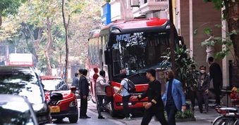 Đề xuất mở rộng phạm vi cấm xe trên 16 chỗ giờ cao điểm tại phường trung tâm Hà Nội