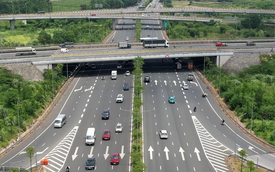 Đề xuất thí điểm làn vượt xe trên cao tốc và cấm mượn làn vượt trên Quốc lộ 6 Đề xuất thí điểm làn vượt xe trên cao tốc và cấm mượn làn vượt trên Quốc lộ 6
