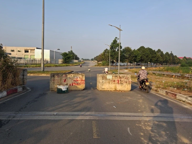 Đem các khối bê tông chắn giữa đường ở TP.HCM mà không có cảnh báo