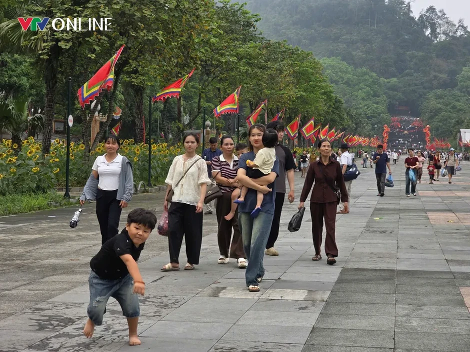 Đền Hùng đón hàng vạn du khách trong 3 ngày đầu Lễ hội Đền Hùng đón hàng vạn du khách trong 3 ngày đầu Lễ hội