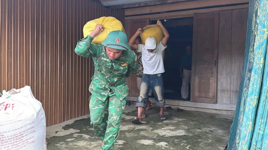 Di dời 40 hộ dân ra khỏi khu vực nguy cơ sạt lở ở Đà Nẵng Di dời 40 hộ dân ra khỏi khu vực nguy cơ sạt lở ở Đà Nẵng