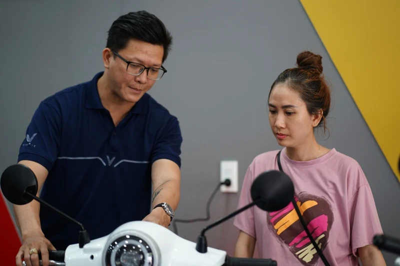 Đi một vòng các cửa hàng xe điện ở TP.HCM: “Hai ngày cuối tuần bán hơn 60 chiếc, khách đến liên tục” Đi một vòng các cửa hàng xe điện ở TP.HCM: “Hai ngày cuối tuần bán hơn 60 chiếc, khách đến liên tục”