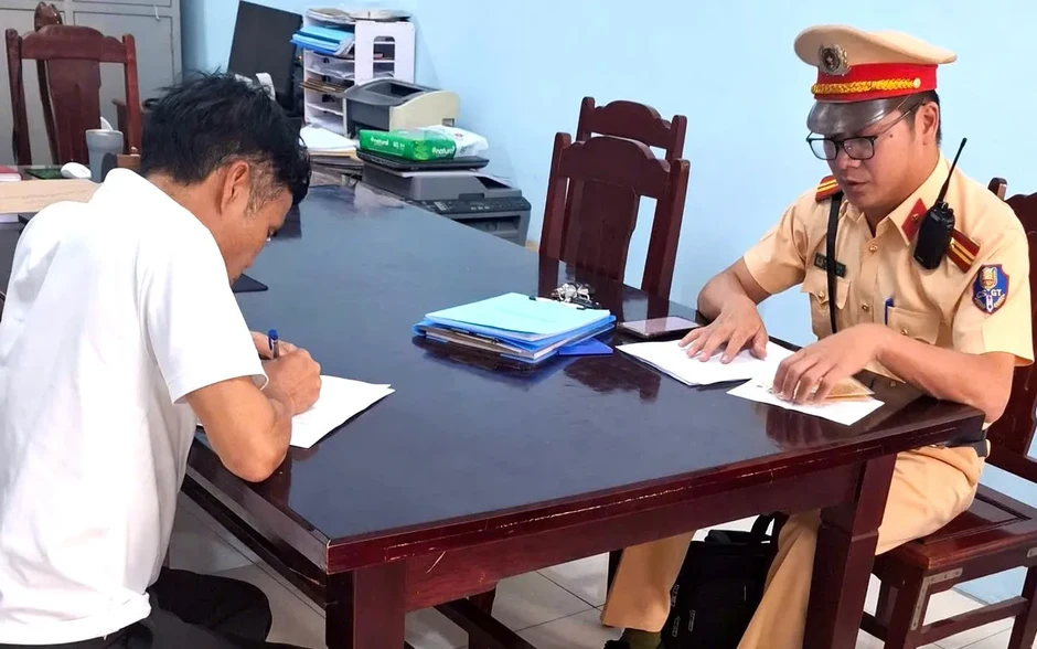 Đi ngược chiều trên Quốc lộ 1A, tài xế bị xử lý nghiêm Đi ngược chiều trên Quốc lộ 1A, tài xế bị xử lý nghiêm