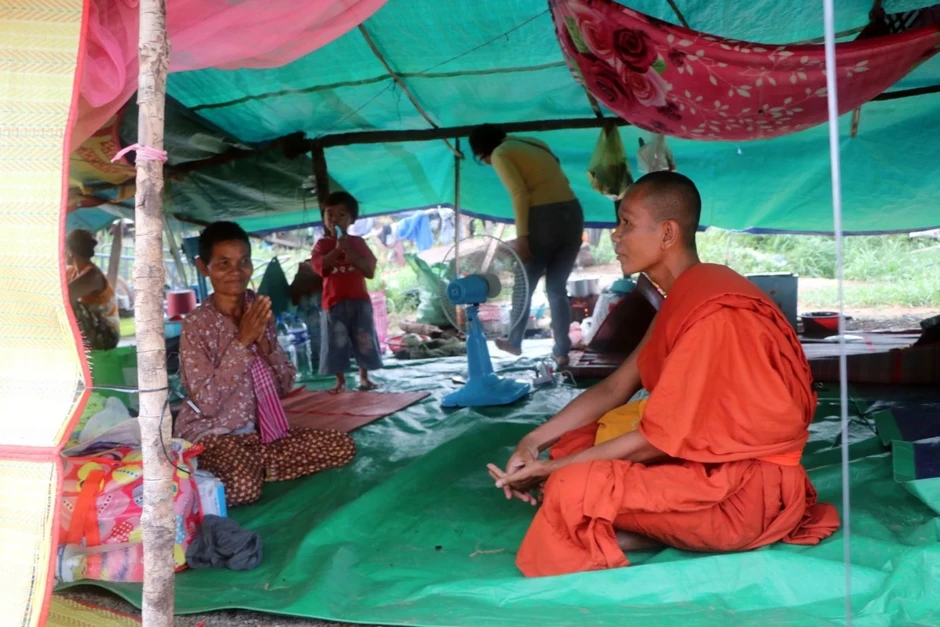 Đi qua đổ nát để tìm câu chuyện về hòa bình Đi qua đổ nát để tìm câu chuyện về hòa bình