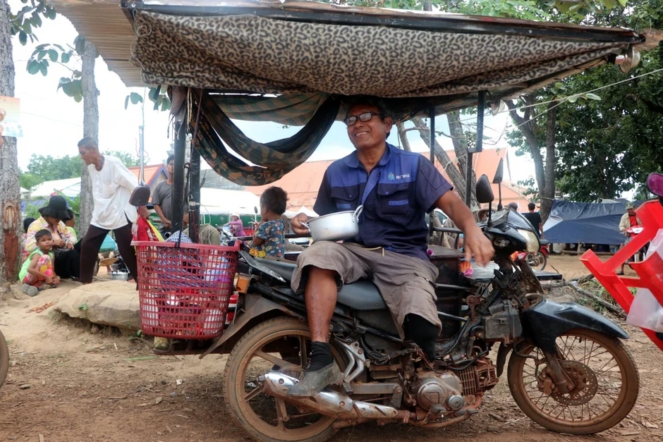Đi qua đổ nát để tìm câu chuyện về hòa bình Đi qua đổ nát để tìm câu chuyện về hòa bình