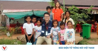 Đi qua đổ nát để tìm câu chuyện về hòa bình