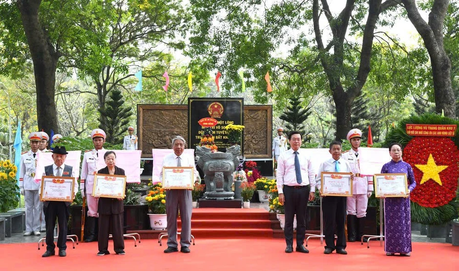Đi tìm tên thật cho những liệt sĩ Biệt động Sài Gòn-Gia Định chỉ còn bí danh Đi tìm tên thật cho những liệt sĩ Biệt động Sài Gòn-Gia Định chỉ còn bí danh