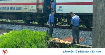 Đi vào đường ngang giao đường sắt, cụ bà bị tàu khách tông tử vong