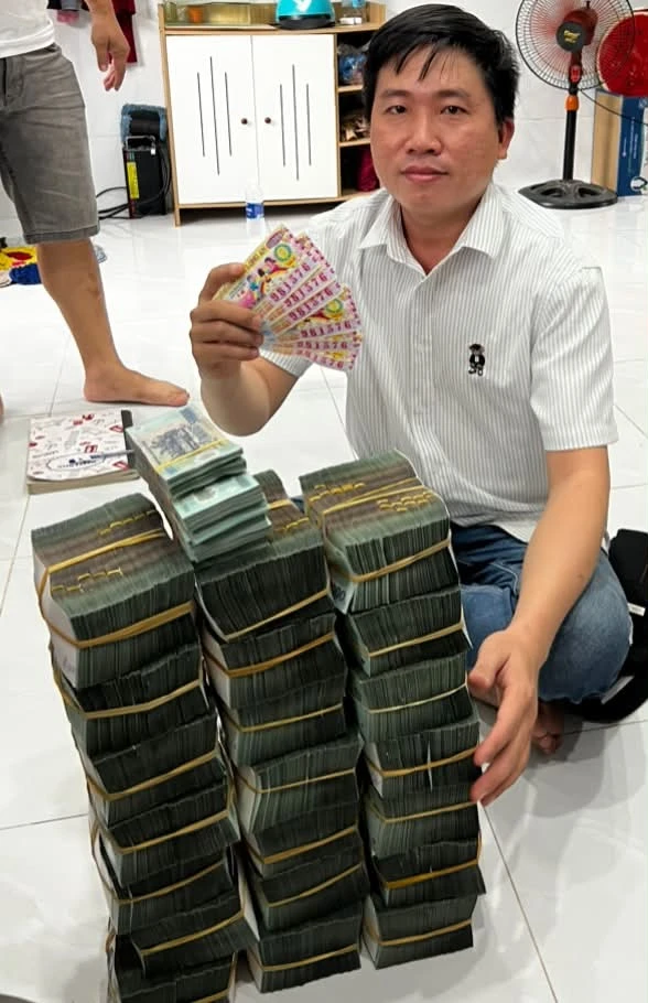 Đi vía Bà Chúa Xứ núi Sam, 1 người trúng độc đắc 12 tỉ đồng Đi vía Bà Chúa Xứ núi Sam, 1 người trúng độc đắc 12 tỉ đồng