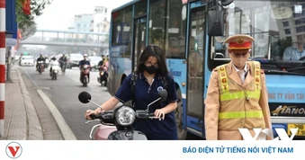 Đi xe điện không đội mũ bảo hiểm, không gắn biển số bị phạt bao nhiêu?