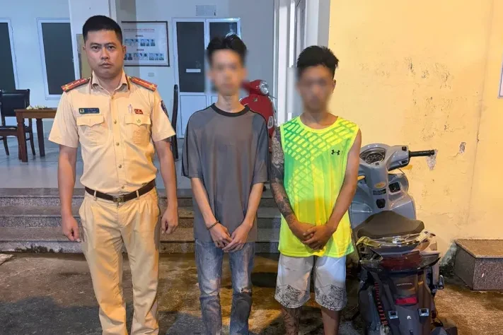Đi xe không biển số, lạng lách trên đường, hai thiếu niên bị xử lý Đi xe không biển số, lạng lách trên đường, hai thiếu niên bị xử lý
