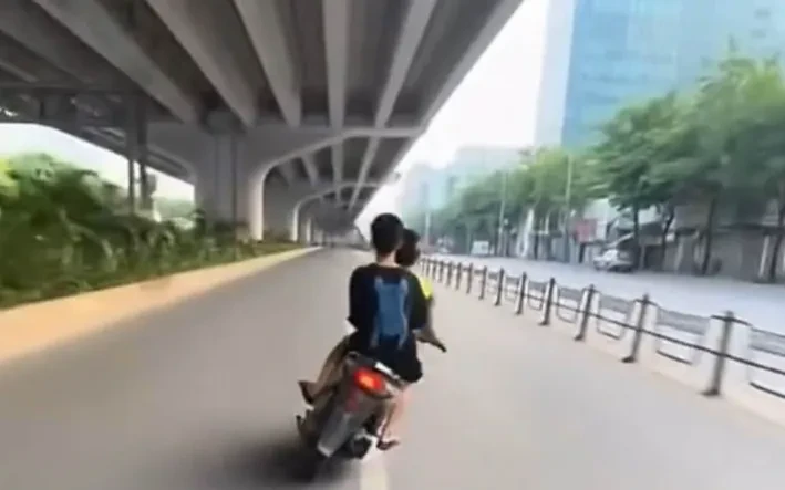 Đi xe không biển số, lạng lách trên đường, hai thiếu niên bị xử lý Đi xe không biển số, lạng lách trên đường, hai thiếu niên bị xử lý
