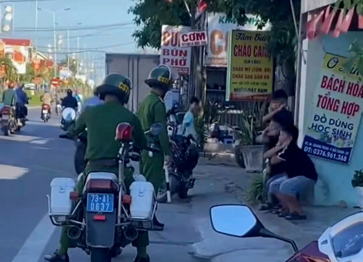 Đi xe máy điện kẹp ba không đội mũ bảo hiểm, nhóm học sinh bị phạt thụt dầu, buộc dắt bộ về Đi xe máy điện kẹp ba không đội mũ bảo hiểm, nhóm học sinh bị phạt thụt dầu, buộc dắt bộ về