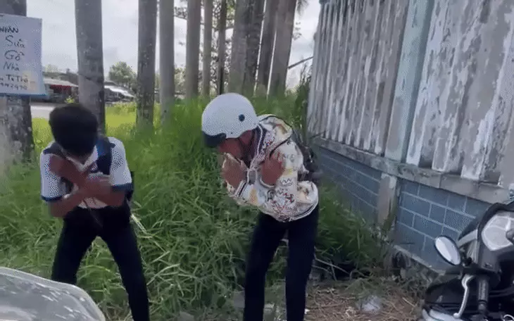 Đi xe máy điện kẹp ba không đội mũ bảo hiểm, nhóm học sinh bị phạt thụt dầu, buộc dắt bộ về Đi xe máy điện kẹp ba không đội mũ bảo hiểm, nhóm học sinh bị phạt thụt dầu, buộc dắt bộ về