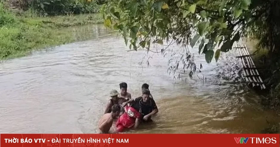 Đi xe máy qua ngầm tràn bị lũ cuốn trôi, người đàn ông may mắn thoát nạn Đi xe máy qua ngầm tràn bị lũ cuốn trôi, người đàn ông may mắn thoát nạn