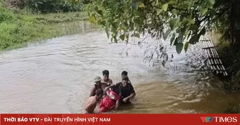 Đi xe máy qua ngầm tràn bị lũ cuốn trôi, người đàn ông may mắn thoát nạn