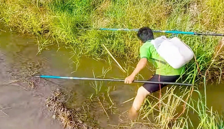 Dí xuyệt điện xuống kênh là cắt luôn đường sống của mình Dí xuyệt điện xuống kênh là cắt luôn đường sống của mình