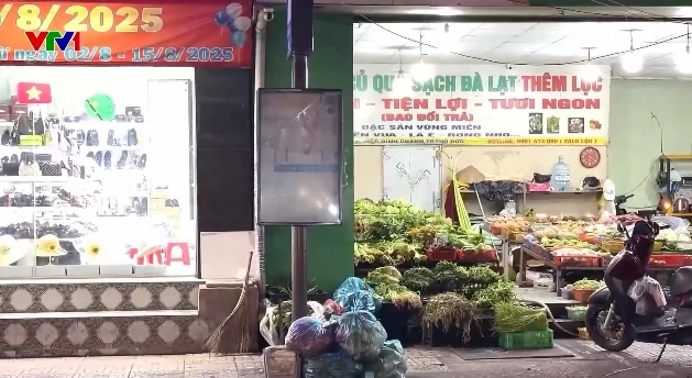Điểm dừng xe buýt bị lấn chiếm làm nơi bán hàng, tập kết rác Điểm dừng xe buýt bị lấn chiếm làm nơi bán hàng, tập kết rác