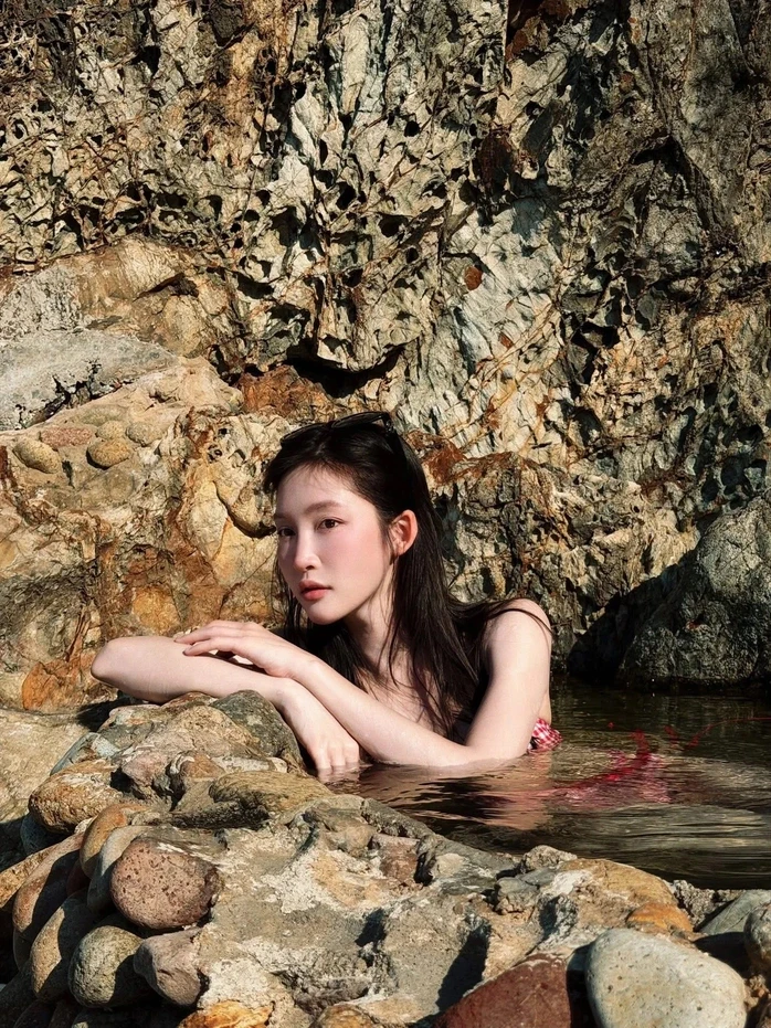 Diễn biến bất ngờ về vụ ca sĩ Juky San mặc bikini, nghi tắm tại Giếng Tiên ở Gia Lai Diễn biến bất ngờ về vụ ca sĩ Juky San mặc bikini, nghi tắm tại Giếng Tiên ở Gia Lai