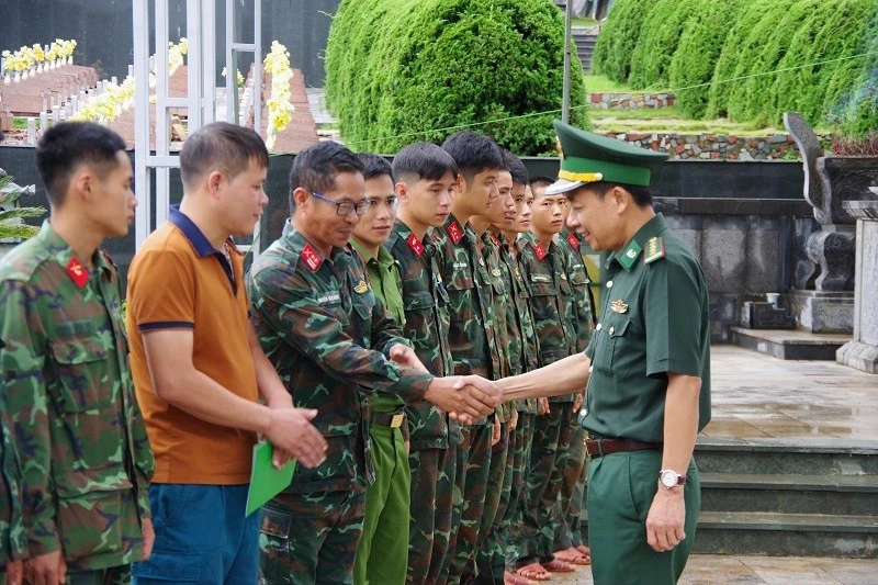 Điện Biên thăm, động viên cán bộ, chiến sĩ thu nhận hài cốt liệt sĩ tại các nghĩa trang liệt sĩ trên địa bàn Điện Biên thăm, động viên cán bộ, chiến sĩ thu nhận hài cốt liệt sĩ tại các nghĩa trang liệt sĩ trên địa bàn