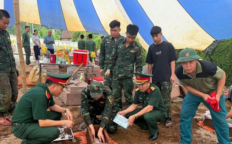 Điện Biên thăm, động viên cán bộ, chiến sĩ thu nhận hài cốt liệt sĩ tại các nghĩa trang liệt sĩ trên địa bàn Điện Biên thăm, động viên cán bộ, chiến sĩ thu nhận hài cốt liệt sĩ tại các nghĩa trang liệt sĩ trên địa bàn