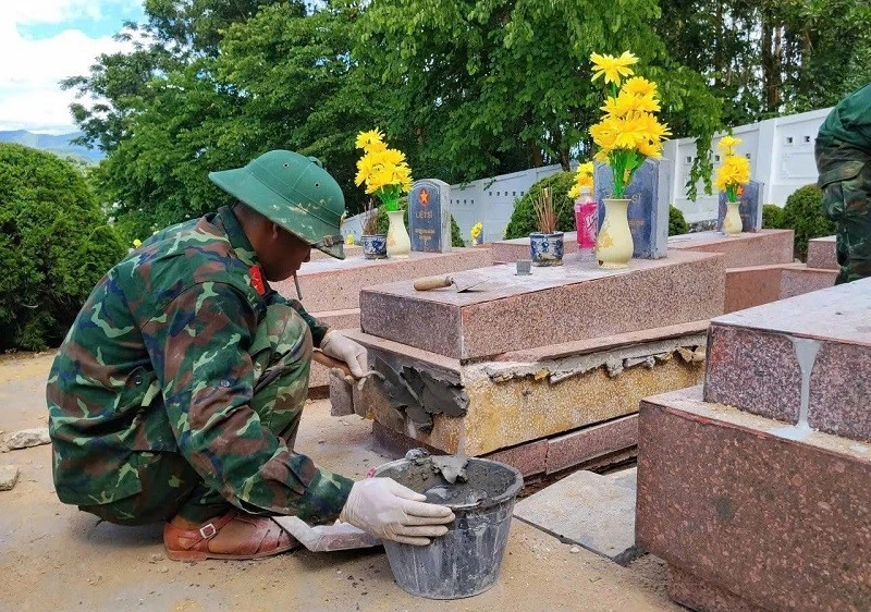 Điện Biên thăm, động viên cán bộ, chiến sĩ thu nhận hài cốt liệt sĩ tại các nghĩa trang liệt sĩ trên địa bàn Điện Biên thăm, động viên cán bộ, chiến sĩ thu nhận hài cốt liệt sĩ tại các nghĩa trang liệt sĩ trên địa bàn