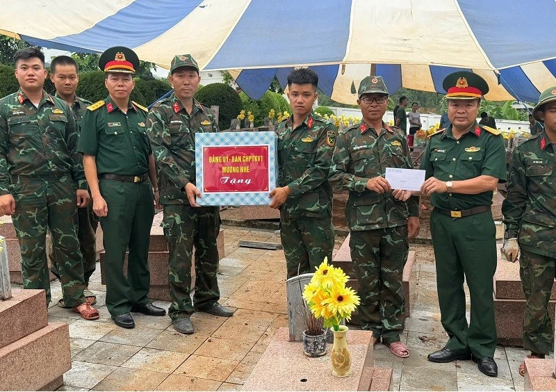 Điện Biên thăm, động viên cán bộ, chiến sĩ thu nhận hài cốt liệt sĩ tại các nghĩa trang liệt sĩ trên địa bàn Điện Biên thăm, động viên cán bộ, chiến sĩ thu nhận hài cốt liệt sĩ tại các nghĩa trang liệt sĩ trên địa bàn