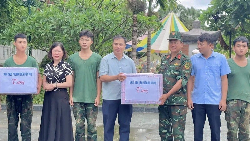 Điện Biên thăm, động viên cán bộ, chiến sĩ thu nhận hài cốt liệt sĩ tại các nghĩa trang liệt sĩ trên địa bàn Điện Biên thăm, động viên cán bộ, chiến sĩ thu nhận hài cốt liệt sĩ tại các nghĩa trang liệt sĩ trên địa bàn