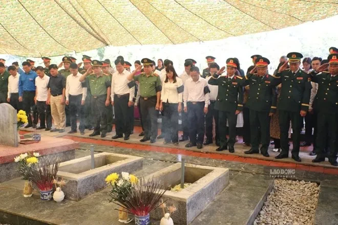 Điện Biên truy điệu, an táng 2 hài cốt liệt sĩ tìm thấy trên đỉnh đèo Pha Đin Điện Biên truy điệu, an táng 2 hài cốt liệt sĩ tìm thấy trên đỉnh đèo Pha Đin
