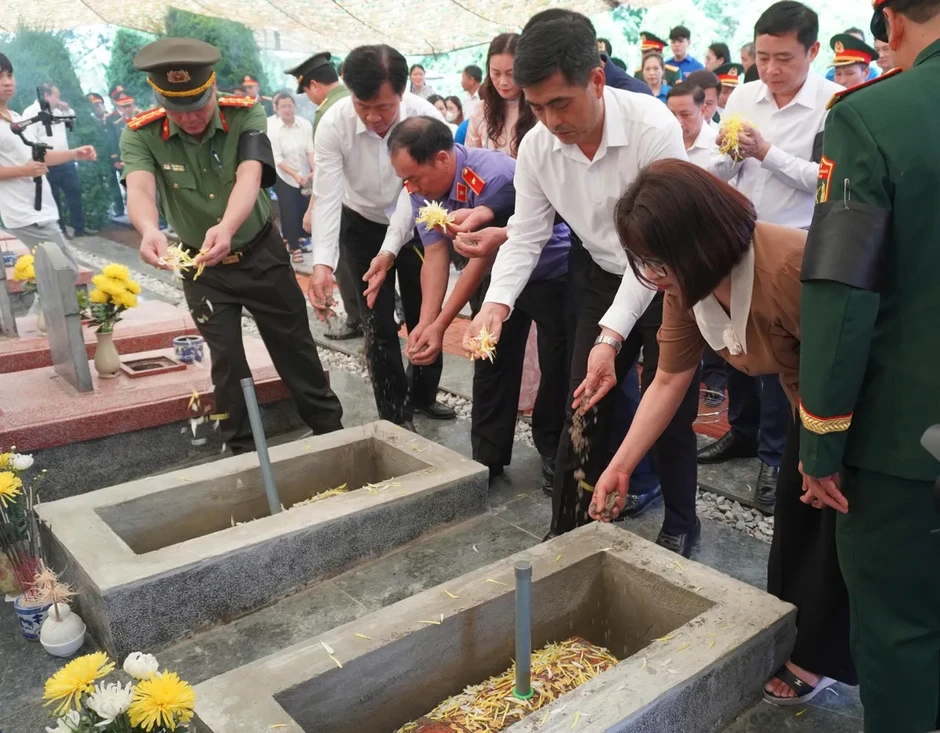 Điện Biên truy điệu, an táng 2 hài cốt liệt sĩ tìm thấy trên đỉnh đèo Pha Đin Điện Biên truy điệu, an táng 2 hài cốt liệt sĩ tìm thấy trên đỉnh đèo Pha Đin