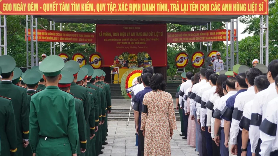 Điện Biên truy điệu, an táng 2 hài cốt liệt sĩ tìm thấy trên đỉnh đèo Pha Đin Điện Biên truy điệu, an táng 2 hài cốt liệt sĩ tìm thấy trên đỉnh đèo Pha Đin