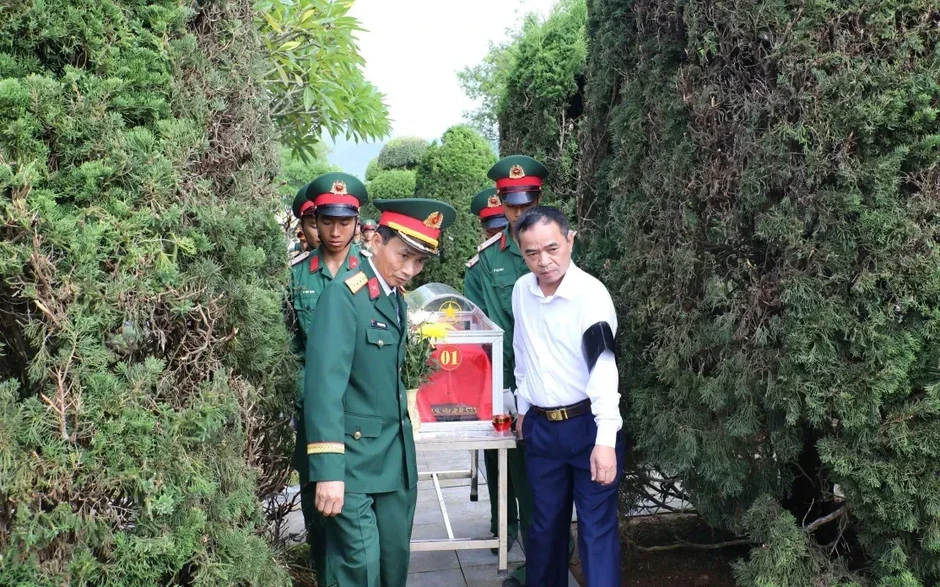 Điện Biên truy điệu, an táng 2 hài cốt liệt sĩ tìm thấy trên đỉnh đèo Pha Đin Điện Biên truy điệu, an táng 2 hài cốt liệt sĩ tìm thấy trên đỉnh đèo Pha Đin