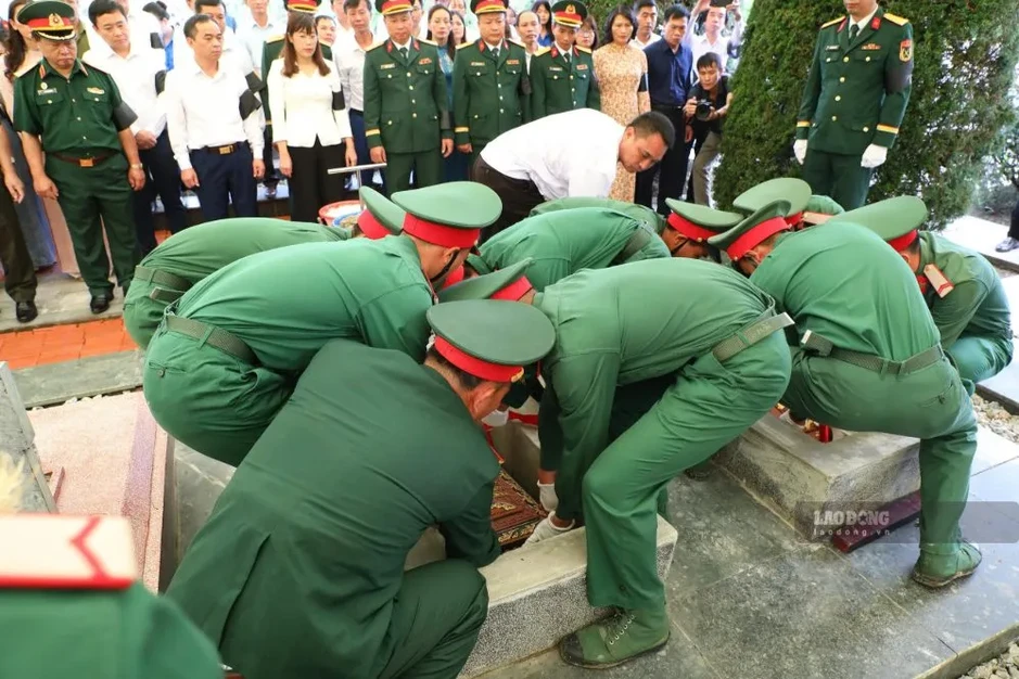 Điện Biên truy điệu, an táng 2 hài cốt liệt sĩ tìm thấy trên đỉnh đèo Pha Đin Điện Biên truy điệu, an táng 2 hài cốt liệt sĩ tìm thấy trên đỉnh đèo Pha Đin