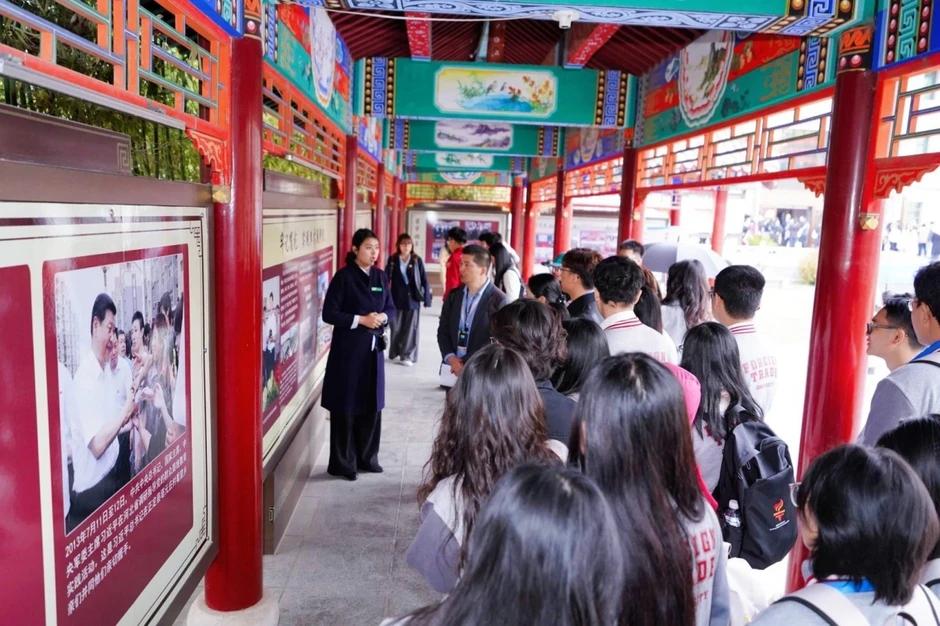 Diễn đàn “Thanh niên Trung Quốc - Việt Nam kế thừa nguồn gen đỏ” Diễn đàn “Thanh niên Trung Quốc - Việt Nam kế thừa nguồn gen đỏ”