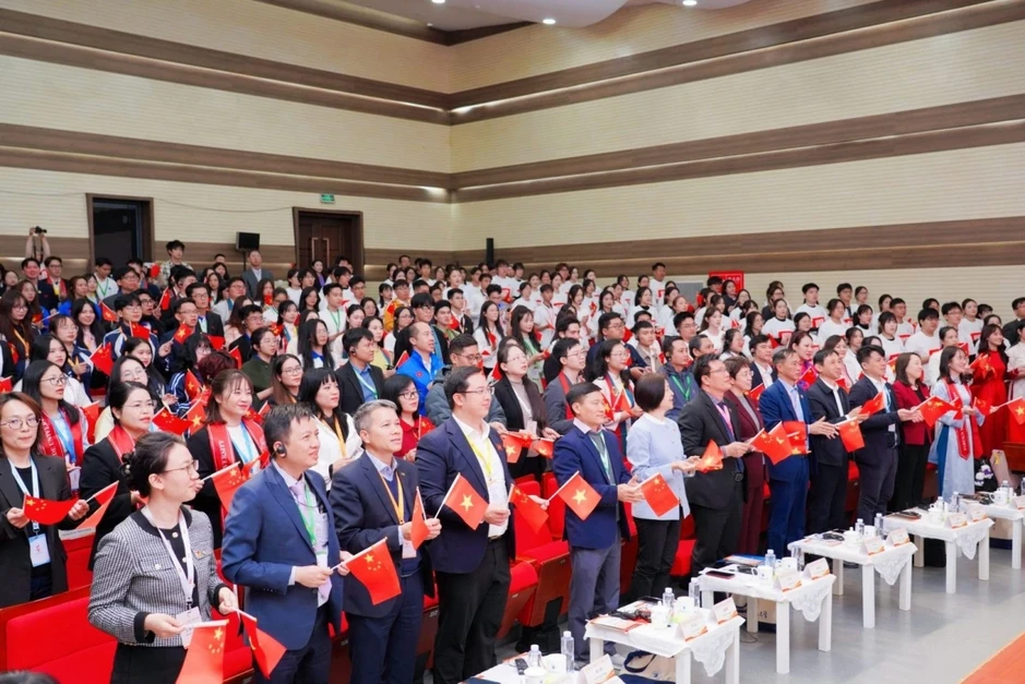 Diễn đàn “Thanh niên Trung Quốc - Việt Nam kế thừa nguồn gen đỏ” Diễn đàn “Thanh niên Trung Quốc - Việt Nam kế thừa nguồn gen đỏ”