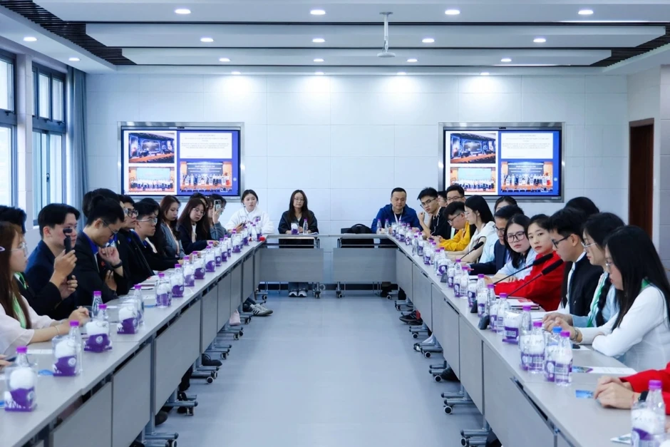 Diễn đàn “Thanh niên Trung Quốc - Việt Nam kế thừa nguồn gen đỏ” Diễn đàn “Thanh niên Trung Quốc - Việt Nam kế thừa nguồn gen đỏ”